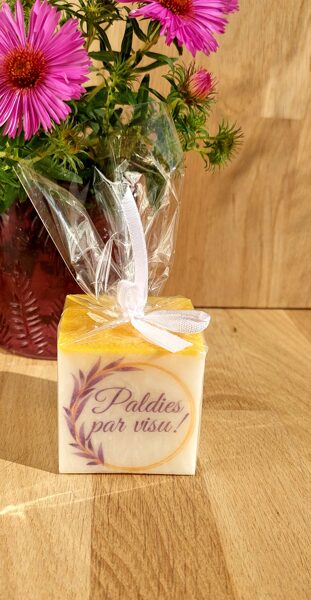 "Paldies par visu!" svece ar apdruku